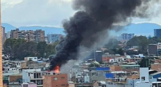 Incendio en Engativá genera enorme nube de humo sobre Bogotá: una persona atrapada