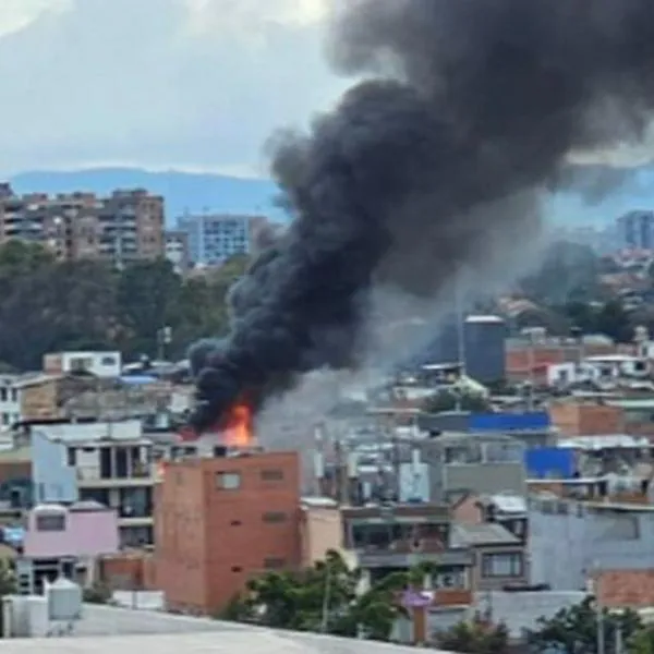 Incendio en Engativá genera enorme nube de humo sobre Bogotá: una persona atrapada