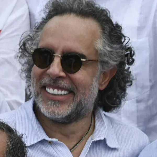 Una fuente “que conoce la historia”, citada por El Colombiano, dijo que el embajador cortó varios bolsos de su pareja