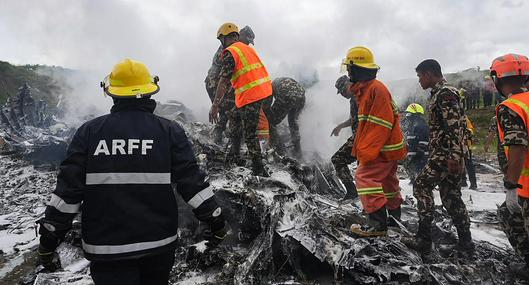 Accidente aéreo dejó 18 muertos y el piloto gravemente herido, en Nepal