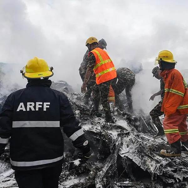 Accidente aéreo dejó 18 muertos y el piloto gravemente herido, en Nepal