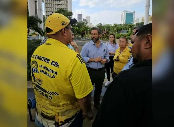Atención: Se levanta bloqueo de taxistas frente a la Alcaldía de Cali