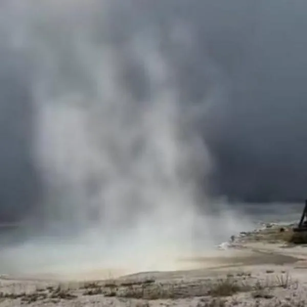 Explosión en Parque Yellowstone, Estados Unidos, sacó corriendo a visitantes