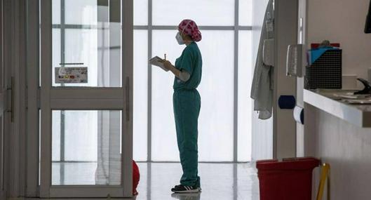 Médicos, enfermeras y paramédicos, en crisis de salud mental en Colombia