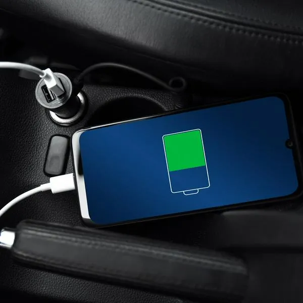 ¿Qué pasa si pongo a cargar el celular al puerto de USB en el carro?