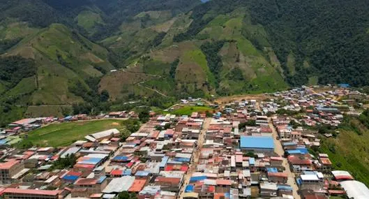 Así quedó la cancha de fútbol atacada con dron bomba y donde murió un niño en Cauca