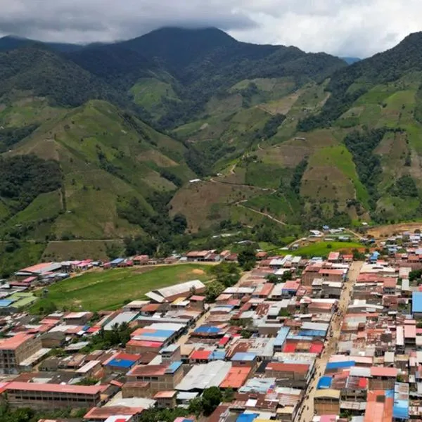 Así quedó la cancha de fútbol atacada con dron bomba y donde murió un niño en Cauca