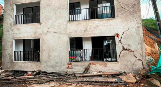 Demolieron vivienda que colapsó en uno de sus pisos en el corregimiento Altavista, de Medellín
