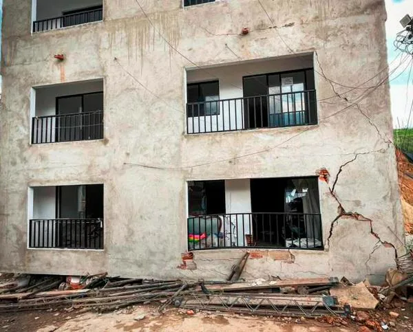 Demolieron vivienda que colapsó en uno de sus pisos en el corregimiento Altavista, de Medellín