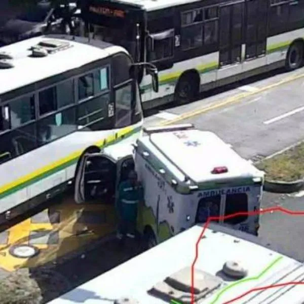 Accidente en Medellín entre Metroplús y ambulancia dejó un herido