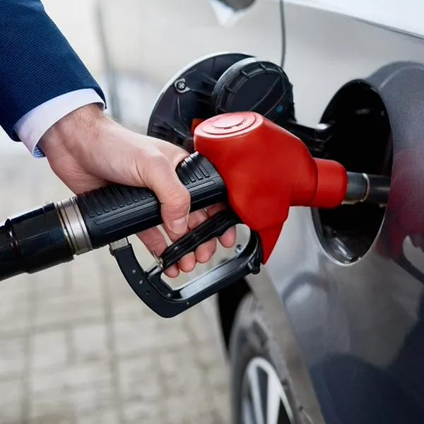 Gasolina en Colombia 500 pesos más barata, pero solo con una tarjeta débito