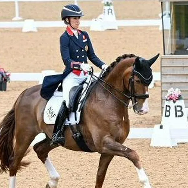 Charlotte Dujardin, jinete triple campeona olímpica, quedó fuera de los Juegos Olímpicos por maltrato animal