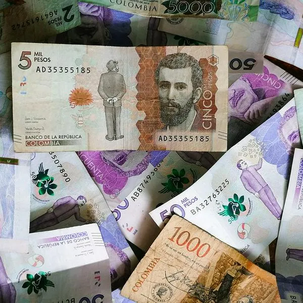 Foto de pesos colombianos, en nota de cuál era el salario mínimo de Colombia de año en que usted nació, dato completo