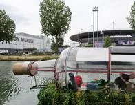 Para los JJOO, el artista Abraham Poincheval se encierra 10 días en una botella gigante sobre agua