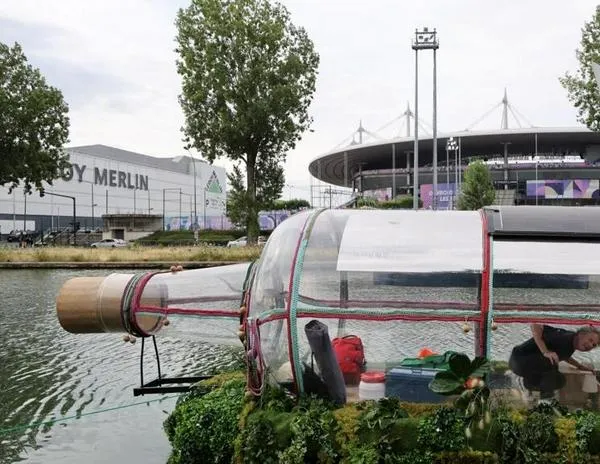 Para los JJOO, el artista Abraham Poincheval se encierra 10 días en una botella gigante sobre agua