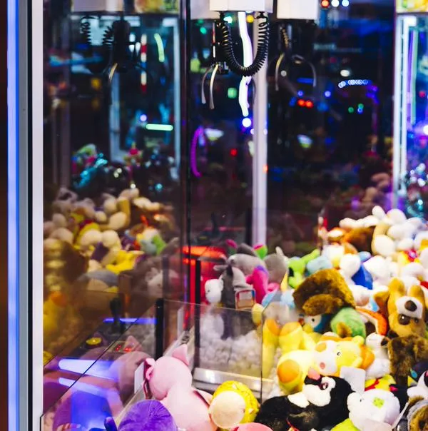 ¿Cómo puede sacar peluches de las máquinas? 