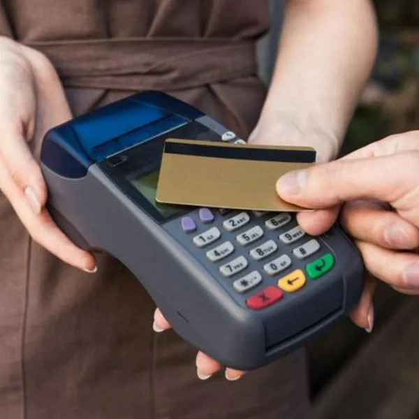 Bancolombia, Davivienda y Rappicard ofrecen tarjetas de crédito a clientes en Colombia que no cobran cuota de manejo y algunas incluyen ‘cashback’.