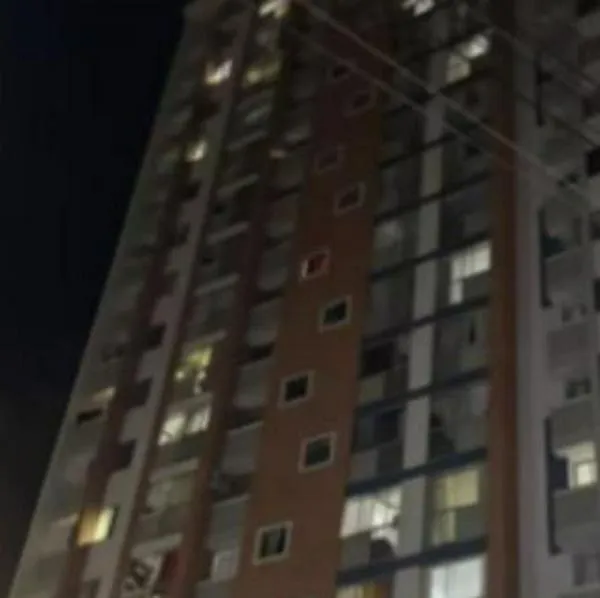 Hombre cayó del piso 16 de un edificio al intentar escapar de un allanamiento policial
