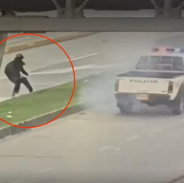 Bogotá protestas: video de encapuchados intentando quemar patrulla de Policía