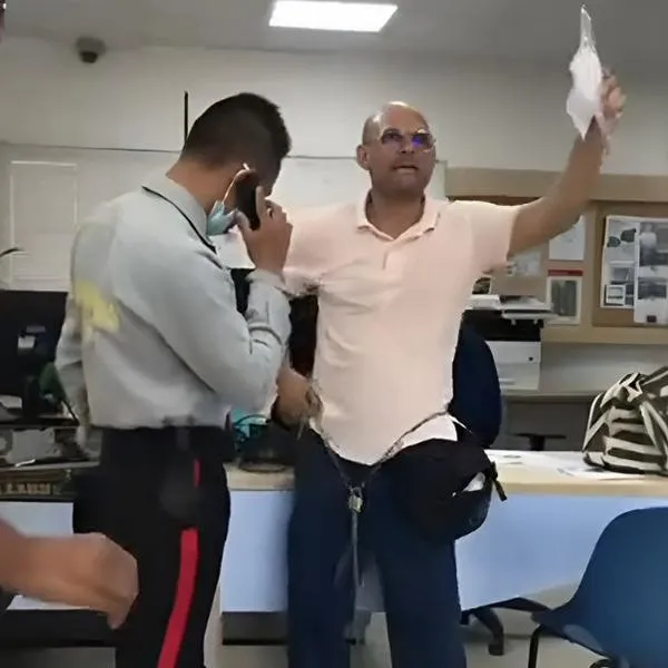 Hombre se encadena en las oficinas de Air-e: “Me cortaron la luz con el recibo pagado”