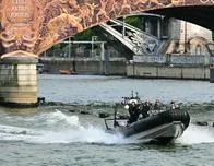 'Explosivos o nadadores intrusos': un centenar de buceadores del ejército patrulla el Sena