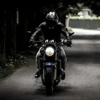 , en nota de cómo subir pendiente muy inclinada en moto, con truco para que no se vaya atrás