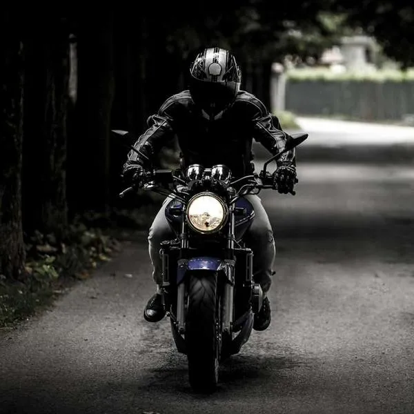 , en nota de cómo subir pendiente muy inclinada en moto, con truco para que no se vaya atrás