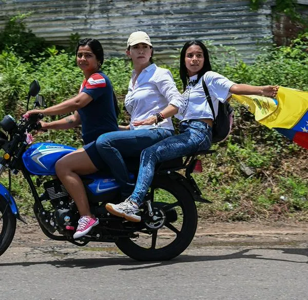 María Corina Machado evoca a Simón Bolívar en Venezuela con su Campaña admirable