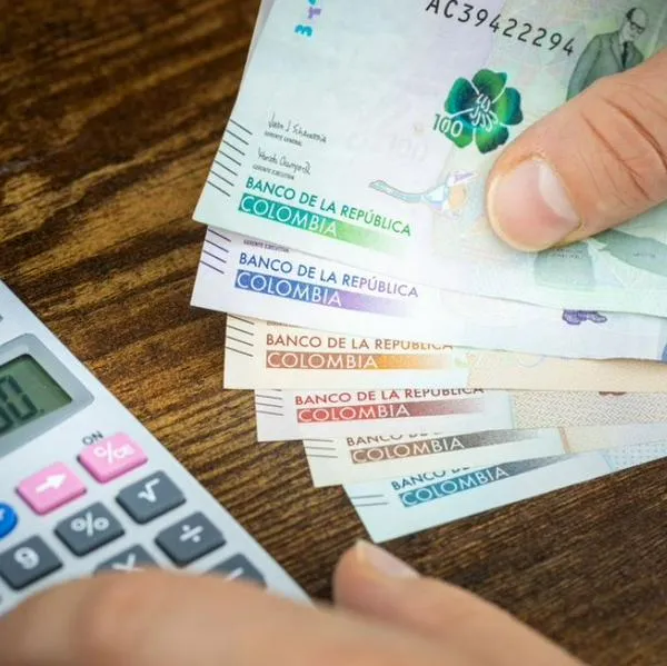Foto de dinero colombiano, en nota de dónde es más barato vivir entre Cali o Bucaramanga: precios en comida, casa y más