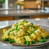 Si le sobraron arvejas del almuerzo, no las bote y aprovéchelas para comerlas con huevos