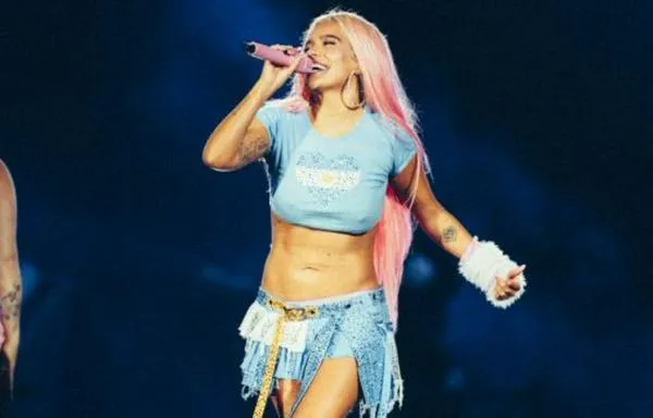 Papá de Karol G se emocionó y pasó un vergonzoso momento con el niño Iker en el último concierto de la gira
