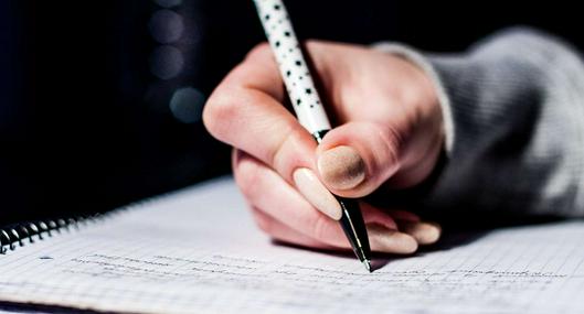 Foto de persona escribiendo, en nota de qué significa que se prefiera escribir con lápiz que con esfero, según grafología