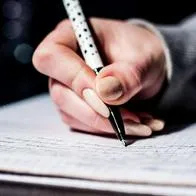 Foto de persona escribiendo, en nota de qué significa que se prefiera escribir con lápiz que con esfero, según grafología