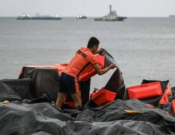 Navío petrolero hundido en Filipinas derrama combustible cerca de sus costas