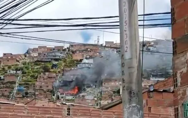 Bomberos atienden incendio en barrio Villas del Progreso, en Ciudad Bolívar