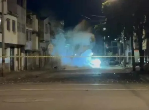 El momento de la detonación de una de las granadas encontradas en San Bernardo, Bogotá