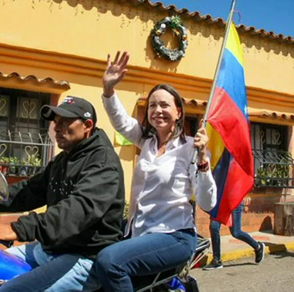 María Corina Machado hace acto de presencia en centros de votación en Caracas