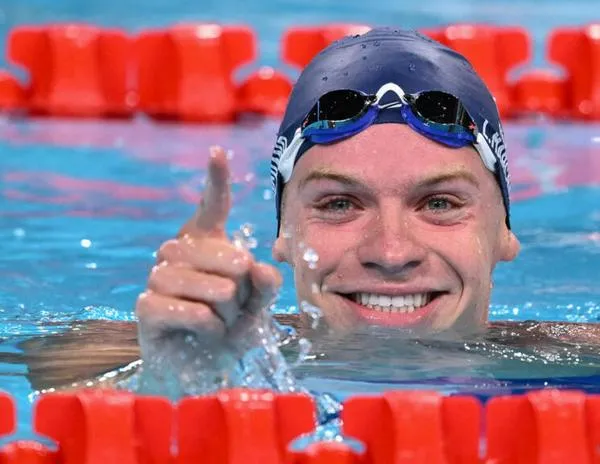 ¡Im-pre-sio-nan-te! El nadador francés Léon Marchand, oro en 400m combinados con récord olímpico