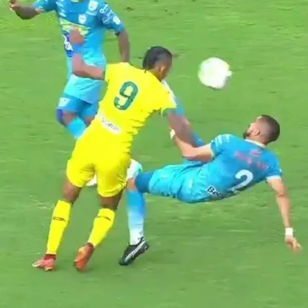 Dura patada de Lucas Correa en la cara de Andrés Ponce: expulsado el jugador de Jaguares