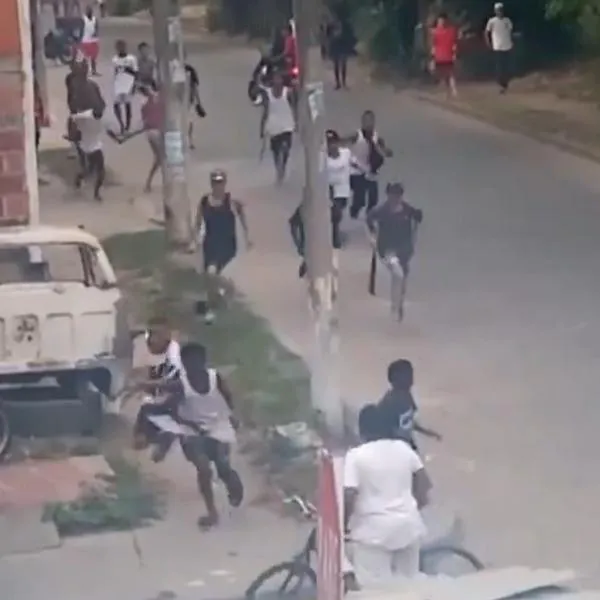 Un grave caso de intolerancia se registró en Cali: jóvenes se dieron cita y se enfrentaron a machete y piedra en uno de los barrios más peligrosos.