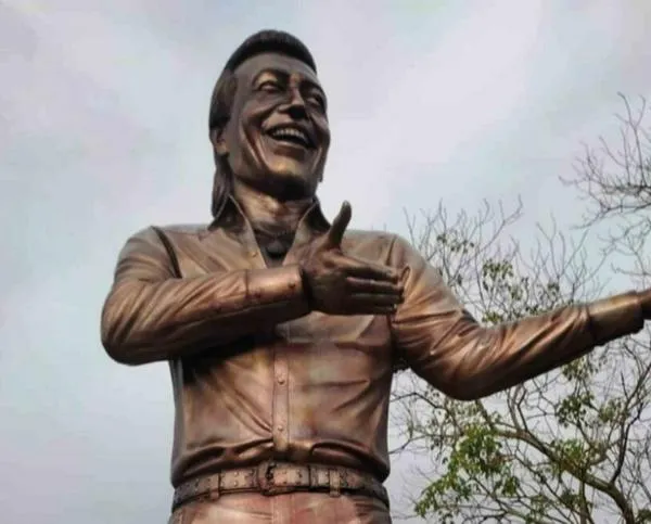 En La Junta, La Guajira, se deteriora la escultura de Diomedes Díaz