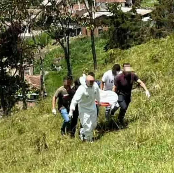Conductor de plataforma fue asesinado en Bello, Antioquia, estaba en un barranco