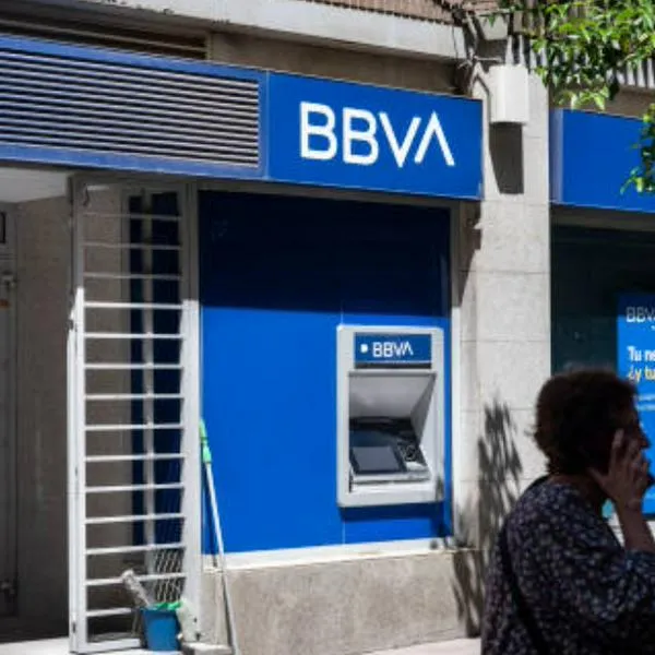 Así se mete la tarjeta de BBVA al celular.