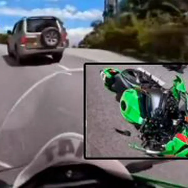 Motociclista choca contra vehículo en carretera y causa debate sobre quién tuvo la culpa