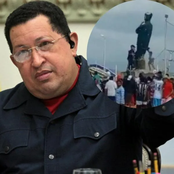 Tumban estatua de Chávez en Venezuela. 