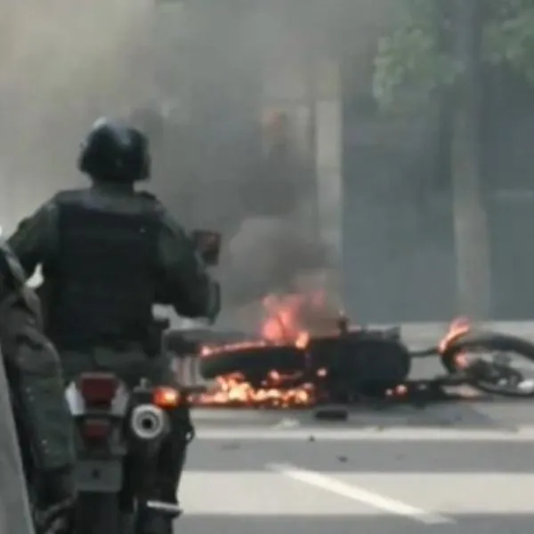 Manifestantes queman moto en Venezuela. 