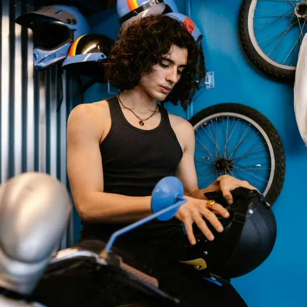 Foto de motociclista, en nota de cómo lavar las almohadillas de los cascos de moto con trucos simples y muy rápido