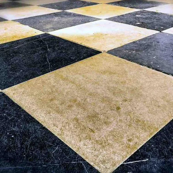 Foto de pisos en cerámica, en nota de cómo quitar el óxido que se queda en líneas de las baldosas con fórmulas caseras