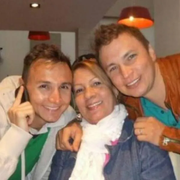 Jhonier Leal dejó foto con su mamá y Mauricio Leal en WhatsApp de la peluquería