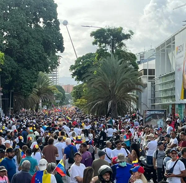 Expectativa en Venezuela por marchas que convocaron María C. Machado y Maduro